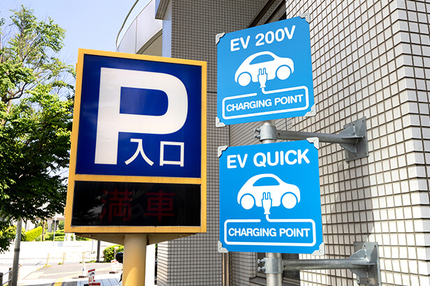 EV（電気自動車）用急速充電器と普通充電器の違い